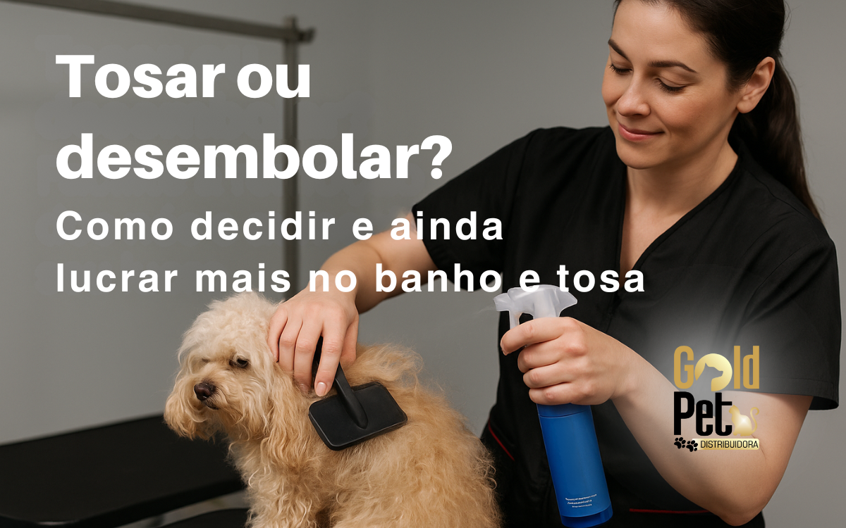 Profissional de banho e tosa desembolando cachorro com produto específico